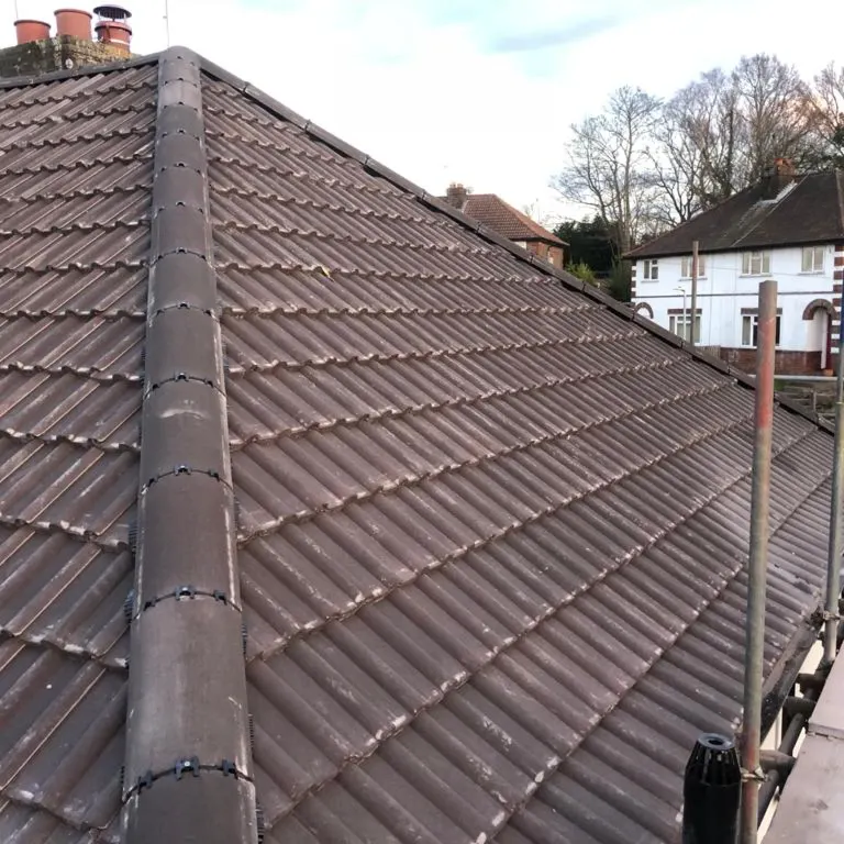 Tiled roof with dry ridge